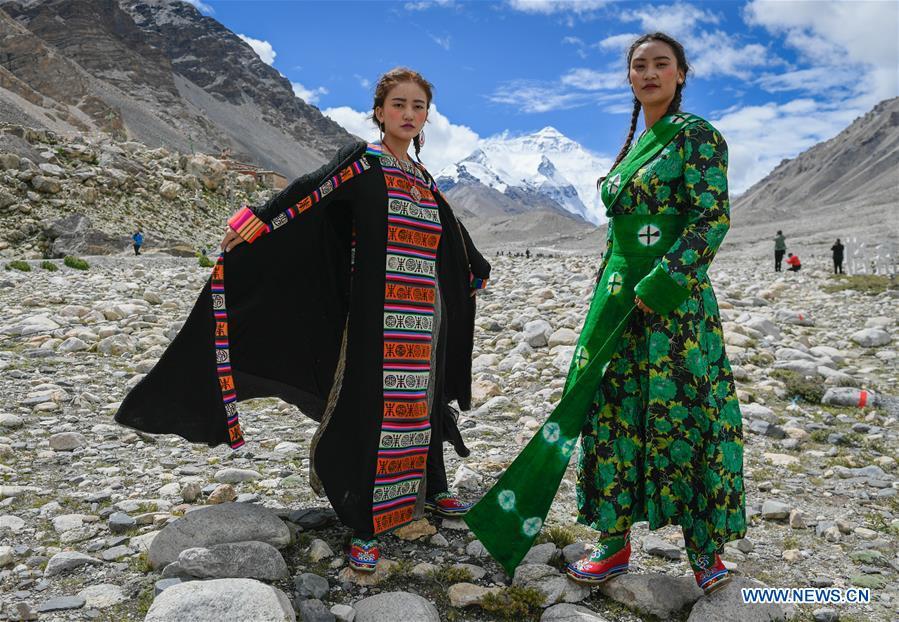 Models present creations during a folk costume show at the 5,200-meter-high base camp of the world\'s highest peak Qomolangma, in southwest China\'s Tibet Autonomous Region, Aug. 18, 2018. (Xinhua/Liu Dongjun)