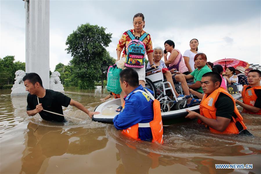 Rescuers transfer the flood-stranded people in Huaibei City, east China\'s Anhui Province, Aug. 19, 2018. Typhoon Rumbia has brought heavy rain to Huaibei and some places in Huaibei were inundated by flood. (Xinhua/Wan Shanchao)