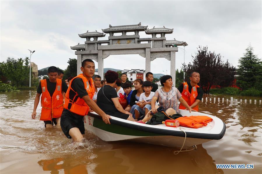 Rescuers transfer the flood-stranded people in Huaibei City, east China\'s Anhui Province, Aug. 19, 2018. Typhoon Rumbia has brought heavy rain to Huaibei and some places in Huaibei were inundated by flood. (Xinhua/Wan Shanchao)