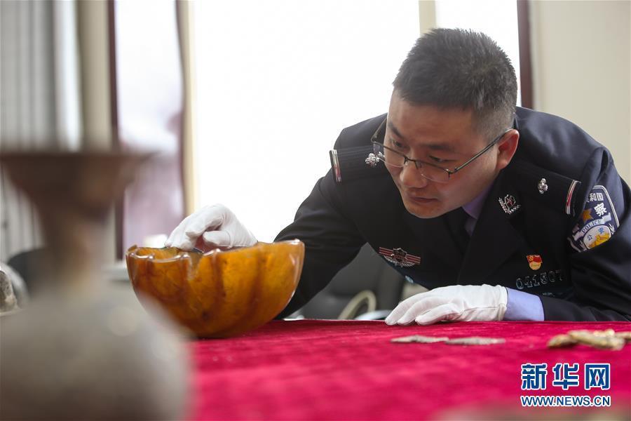 A total of 26 suspects have been arrested and more than 600 cultural relics retrieved in a major tomb robbery case which involves stolen items dating back to as early as the seventh century. The suspects are believed to have involved in the illegal excavation of tombs in Dulan, a county in Northwest China\'s Qinghai province, and activities such as the brokerage and sales of stolen goods, the Ministry of Public Security said Sunday. Among the 646 retrieved items, 16 are classified as national grade-one cultural relics. Experts believe that many of the items are of tremendous historical value as they show cultural exchanges and interactions between the East and the West during the early Tang Dynasty (618-907).(Photo/Xinhua)