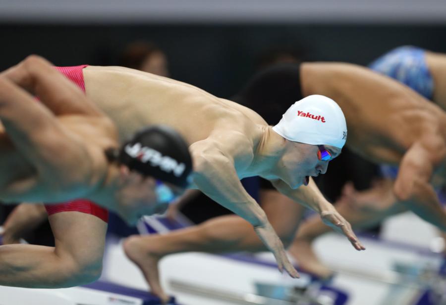 Sun Yang of China begins to swim at men\'s 200m freestyle final at the GBK Aquatics Center in Jakarta, Indonesia on Aug. 19, 2018. (Photo/Xinhua)