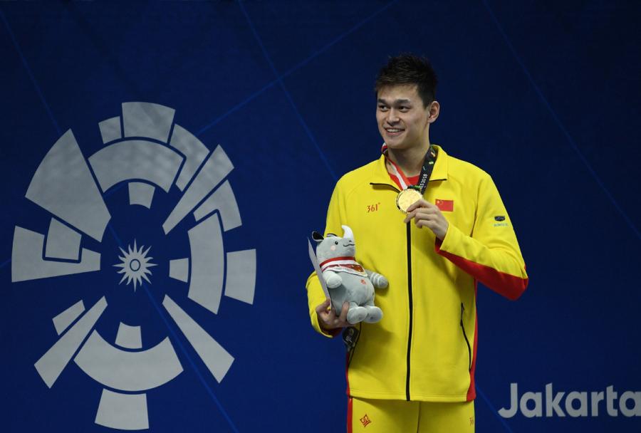 China\'s Sun Yang shows his gold medal after winning the gold medal at men\'s 200m freestyle final at the GBK Aquatics Center in Jakarta, Indonesia on Aug. 19, 2018. (Photo/Xinhua)
Chinese swimmer Sun Yang claimed the gold medal in the 200m freestyle event at the 2018 Asian Games.