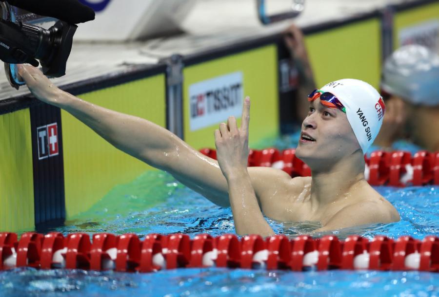 Sun Yang of China celebrates after winning the gold medal at men\'s 200m freestyle final at the GBK Aquatics Center in Jakarta, Indonesia on Aug. 19, 2018. (Photo/Xinhua)