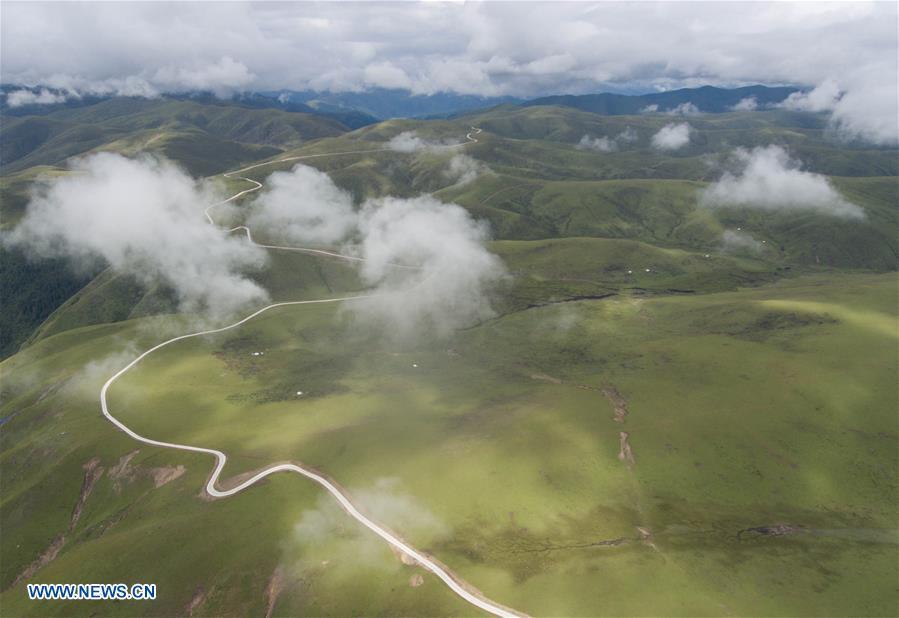 Aerial photo taken on Aug. 20, 2018 shows the view of Shangnan highway in Rangtang County, southwest China\'s Sichuan Province. At an altitude of over 3,000 meters, the nearly-40-kilometer Shangnan highway is a major road in the county which served a key role in shaking off poverty for local Tibetan herdsmen. (Xinhua/Jiang Hongjing)