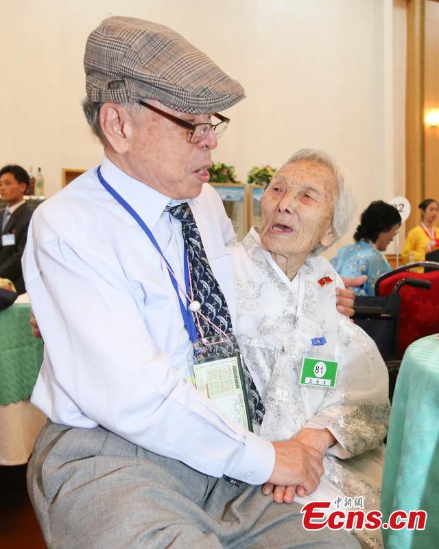 Members of separated families reunite in Mount Kumgang in the southeast of the Democratic People\'s Republic of Korea on Aug. 20, 2018. (Photo provided to China News Service)