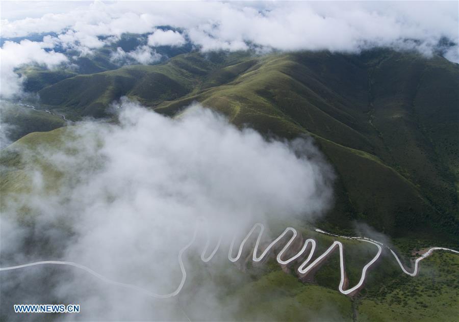 Aerial photo taken on Aug. 20, 2018 shows the view of Shangnan highway in Rangtang County, southwest China\'s Sichuan Province. At an altitude of over 3,000 meters, the nearly-40-kilometer Shangnan highway is a major road in the county which served a key role in shaking off poverty for local Tibetan herdsmen. (Xinhua/Jiang Hongjing)