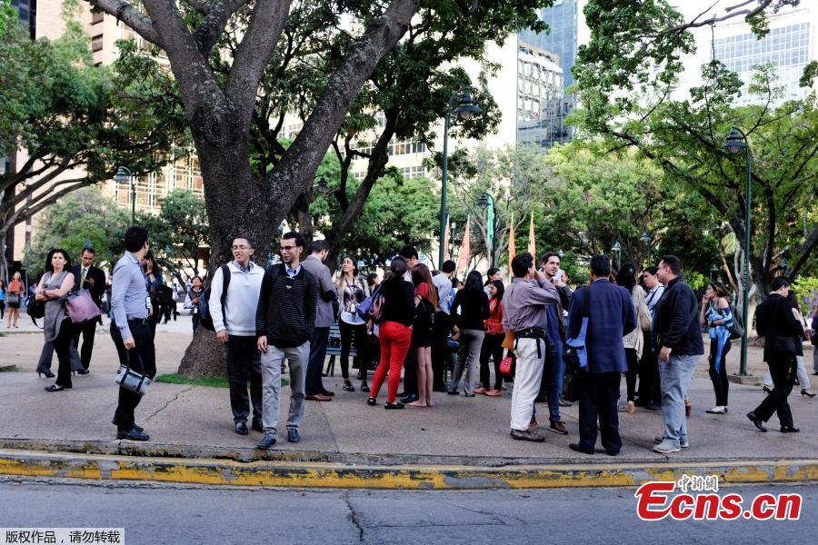 People gather in the street after an earthquake in Caracas, Venezuela, August 21, 2018. A major earthquake of magnitude 7.3 struck Venezuela’s eastern coast, home to largely poor fishing communities, on Tuesday afternoon, shaking buildings as far away as Colombian capital Bogota and knocking power out in parts of Trinidad. (Photo/Agencies)
