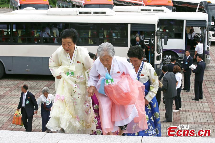 Families of South Korea and the Democratic People\'s Republic of Korea (DPRK), separated by the 1950-53 Korean War, reunite in tears and joy in Mount Kumgang in southeast DPRK on Aug. 21, 2018, as they had never seen each other for decades. The first session of reunions, scheduled to last from Monday to Wednesday, would be attended by 89 South Koreans who have never seen their DPRK relatives since the Korean War ended with armistice, and 108 other accompanying family members. The second session of three-day reunions, involving 83 DPRK family members who applied for gatherings with South Korean relatives. (Photo provided to China News Service)