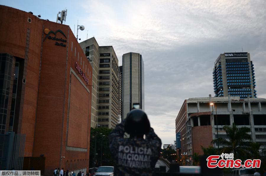 People gather in the street after an earthquake in Caracas, Venezuela, August 21, 2018. A major earthquake of magnitude 7.3 struck Venezuela’s eastern coast, home to largely poor fishing communities, on Tuesday afternoon, shaking buildings as far away as Colombian capital Bogota and knocking power out in parts of Trinidad. (Photo/Agencies)