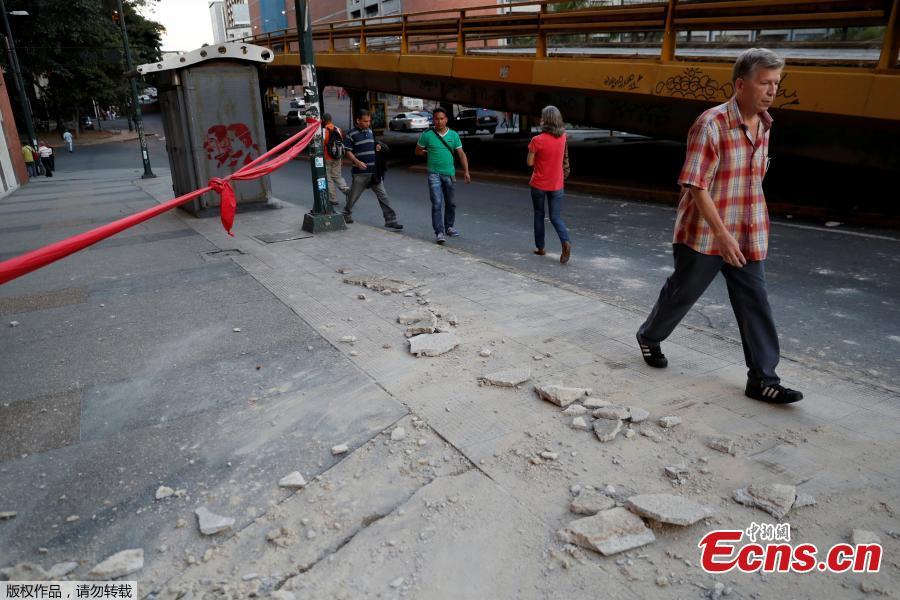 People walk near debris after an earthquake struck the northern coast of Venezuela, in Caracas, Venezuela August 21, 2018. A major earthquake of magnitude 7.3 struck Venezuela’s eastern coast, home to largely poor fishing communities, on Tuesday afternoon, shaking buildings as far away as Colombian capital Bogota and knocking power out in parts of Trinidad. (Photo/Agencies)