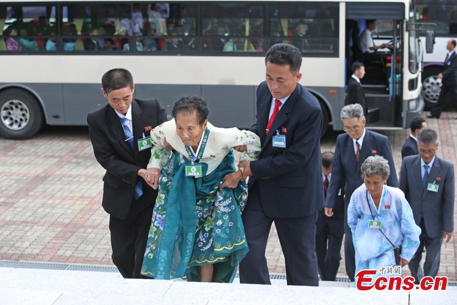 Families of South Korea and the Democratic People\'s Republic of Korea (DPRK), separated by the 1950-53 Korean War, reunite in tears and joy in Mount Kumgang in southeast DPRK on Aug. 21, 2018, as they had never seen each other for decades. The first session of reunions, scheduled to last from Monday to Wednesday, would be attended by 89 South Koreans who have never seen their DPRK relatives since the Korean War ended with armistice, and 108 other accompanying family members. The second session of three-day reunions, involving 83 DPRK family members who applied for gatherings with South Korean relatives. (Photo provided to China News Service)