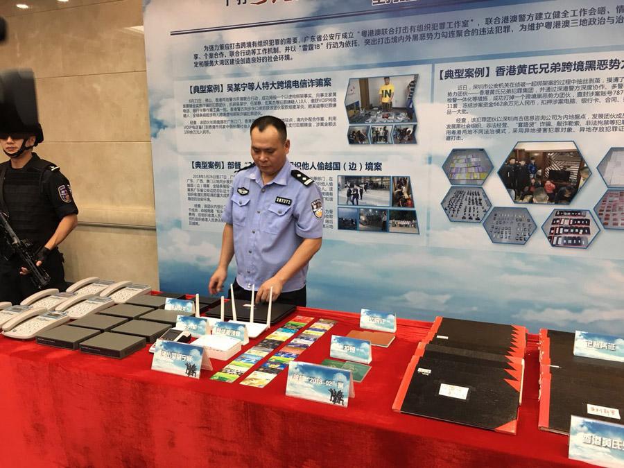 Tools used by gangsters are on display at a news conference in Guangzhou, Guangdong province on Aug 23, 2018. (Photo provided to chinadaily.com.cn)

Shantou police also seized more than 6 million yuan in assets connected to a criminal gang allegedly led by a village cadre surnamed Yao on March 22.

Yao and his gang are accused of using violence to force trade, influencing grassroots elections and illegally owning weapons.

On Thursday, Liang Ruiguo urged residents in rural areas to report any crime involving a secret society or violent gang.
