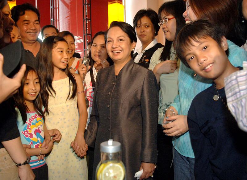 Philippine president Gloria Macapagal Arroyo meets Filipinos living in Chengdu, Sichuan Province at a Philippine-invested shopping center in Chengdu on June 6, 2007. (SHAO XING/FOR CHINA DAILY)

Former president Gloria Macapagal Arroyo first visited China in 1975

Former Philippine president Gloria Macapagal Arroyo has a sentimental attachment to China, and as a frequent visitor to the country since her first trip in 1975, she has witnessed epochal changes in the past 40 years.

Arroyo first visited China when she was co-chairperson of the Association for Philippines-China Understanding, a people-to-people organization that played a significant role in the establishment of diplomatic ties between the Philippines and the People\'s Republic of China in 1975.

She returned to China in 1976 with her father, Diosdado Pangan Macapagal, who served as Philippine president from 1961 to 1965, and other family members.

She later traveled frequently between the two countries, either in her role as president of the Philippines between 2001 and 2010, or later on as a congresswoman and most recently as the newly elected speaker of the House of Representatives.

Arroyo has a special connection to China through her husband, Jose Miguel Arroyo, whose ancestors came from Fujian province in southeastern China. She told a World Chinese Entrepreneurs Convention in Manila in 2009 that she was proud her husband and children had Chinese blood.

In an exclusive interview with China Daily during her latest visit, early this month, Arroyo said she had witnessed 40 years of \