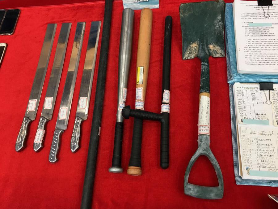 Tools used by gangsters are on display at a news conference in Guangzhou, Guangdong province on Aug 23, 2018. (Photo provided to chinadaily.com.cn)
In March, Meizhou police seized 30 million yuan ($4.36 million) in cash and froze another 6 million yuan in 326 bank accounts connected to a criminal organization allegedly headed by a village Party secretary surnamed Liang.

The suspect Liang also headed Shangping village and was a deputy to the local people’s congress. He was detained on suspicion of racketeering, illegal trading and threatening social stability, according to the authorities.