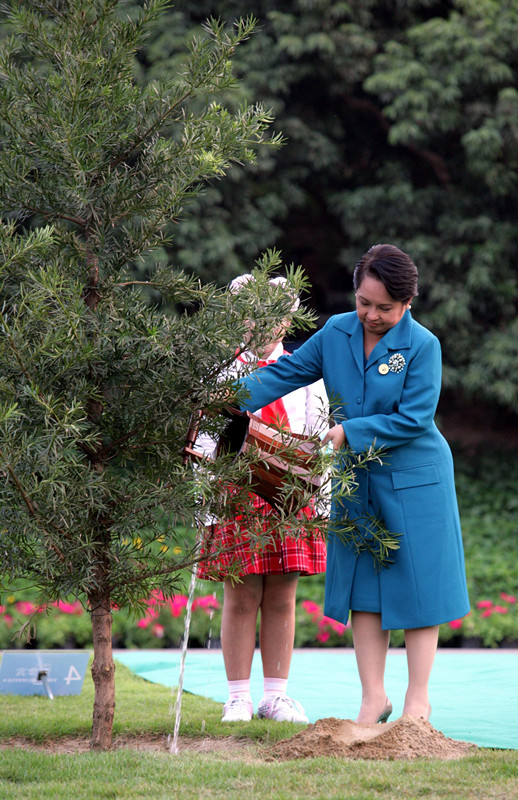 Arroyo plants a tree during the commemorative summit marking 15 years of China-ASEAN ties in Nanning, capital of the Guangxi Zhuang autonomous region, on Oct. 30, （2006. WU ZHIYI/CHINA DAILY）

The 19th CPC National Congress set out a clear and strategic plan on deepening reform on all fronts and opening up wider to the world in the new era. It said the central task will be supply-side structural reform, reflecting China\'s determination to give the market the decisive role in resources allocation. At the same time, China will open its door wider to the world and increase alignment of domestic practices with international economic and trade rules.

In April, President Xi Jinping pledged China will embrace further reform and opening-up when addressing the opening of the Boao Forum for Asia in Hainan province.

Xi said in his speech that history has shown opening-up was key to China\'s economic growth over the past 40 years, and, in the same vein, high-quality development of China\'s economy in the future can only be achieved with greater openness.

\
