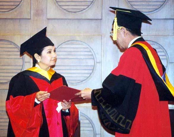 Arroyo receives an honorary PhD degree at Tsinghua University in Beijing on Oct. 30, 2001. (GUO HAIJUN/FOR CHINA DAILY)

Arroyo recalled that only basic needs were provided for at that time, which highlighted the economic progress made just a few years later. \