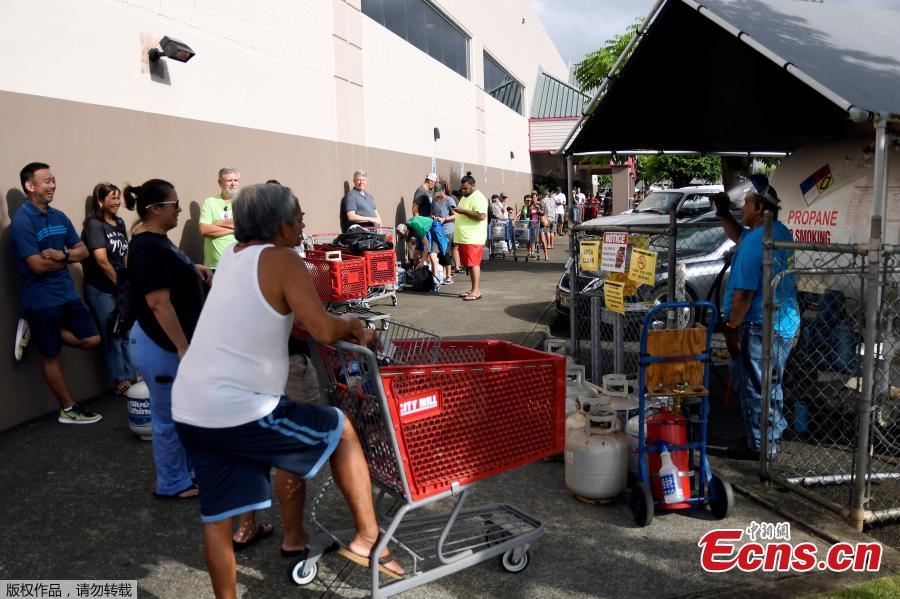 Paul Akamine fills propane tanks as customers line up as Hurricane Lane approaches Honolulu, Hawaii, U.S., Aug. 22, 2018. (Photo/Agencies)