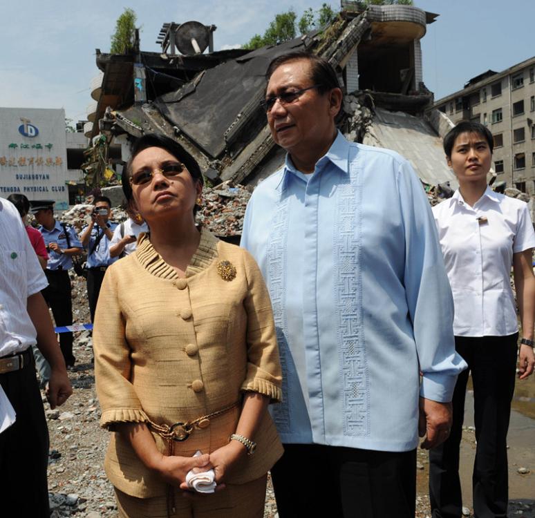 Arroyo visits the area struck by the Wenchuan earthquake in Sichuan Province, on Aug. 7, 2008, with her husband. (YIN GANG/FOR CHINA DAILY)

\