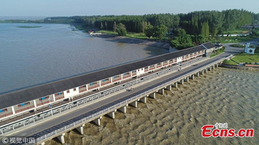 Water level rises in Hongze Lake following recent rainstorms in East China’s Jiangsu Province, Aug. 22, 2018. Local authorities said water level of several river channels exceeded alarm line.   (Photo/VCG)