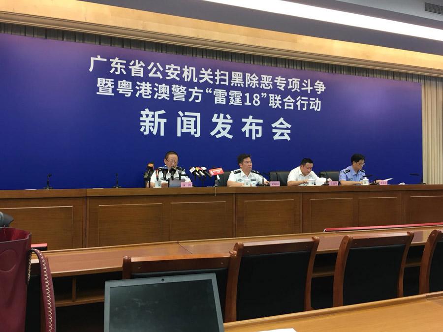 Police officers are present at a news conference in Guangzhou, capital of South China\'s Guangdong province, on Aug 23, 2018. (Photo provided to chinadaily.com.cn)
Security authorities in southern China’s Guangdong province have reiterated their zero tolerance policy for secret societies and violent gangs who threaten lives and property in rural areas.

The province will redouble its efforts to clamp down on organized crime and launch more targeted campaigns in the coming months, said Liang Ruiguo, political commissar of the Guangdong Department of Public Security’s Criminal Investigation Bureau.