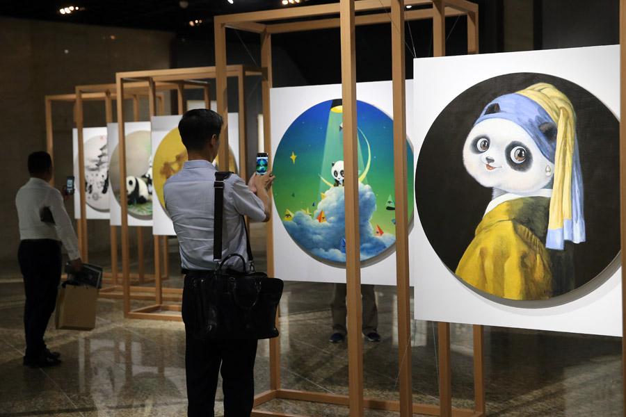 Visitors take photos at the China Giant Panda International Culture Week in Beijing on Thursday. (Photo/CHINA DAILY)

\