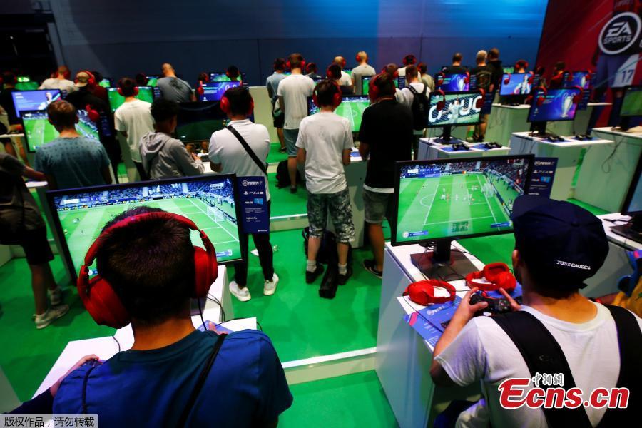 Gamers play the FIFA 19 game during the computer games fair Gamescom in Cologne, Germany, August 22, 2018. (Photo/Agencies)