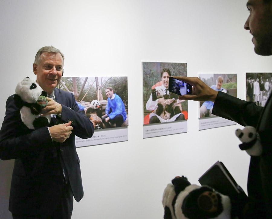 Visitors take photos at the China Giant Panda International Culture Week in Beijing on Thursday. (Photo/CHINA DAILY)

A China Giant Panda Global Promotional Agreement was signed by the center and the China Conservation and Research Center for the Giant Panda, and an exhibition about pandas from Sichuan began on Thursday and will last until next Sunday.

\