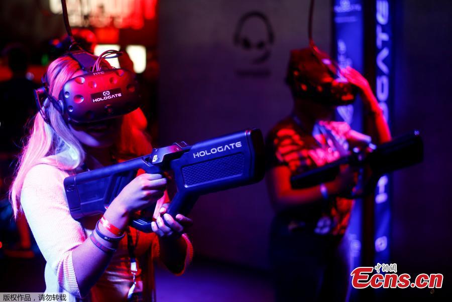 Gamers plays a virtual reality game during the computer games fair Gamescom in Cologne, Germany, August 22, 2018. (Photo/Agencies)