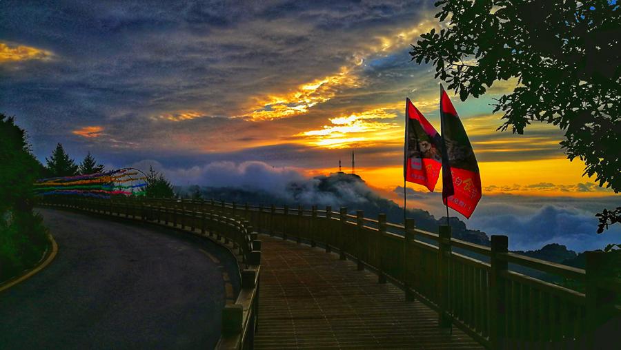 The beautiful autumn heights on Baishi Mountain. (Photo by Deng Zhong and Meng Haiying/chinadaily.com.cn)