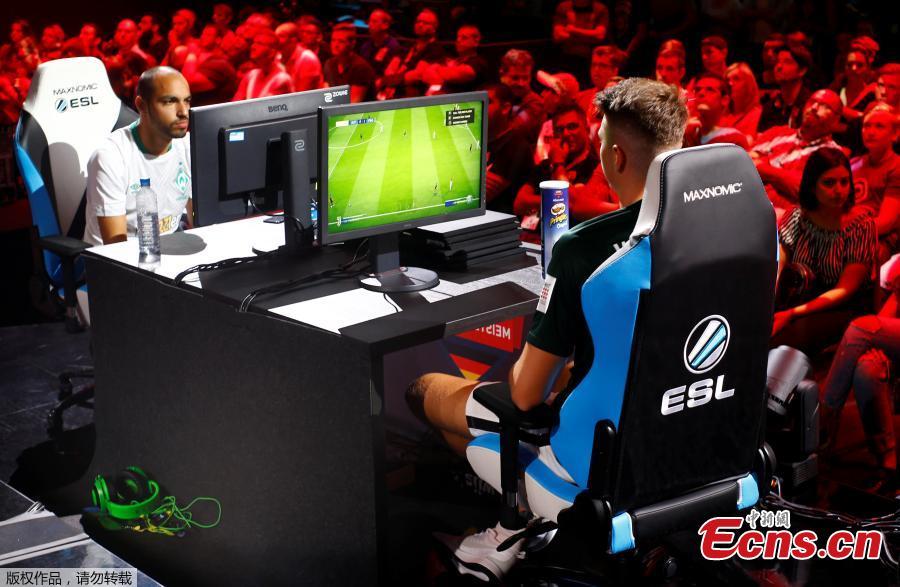 The crowd is watching as gamers play the Pro Evolution Soccer during the computer games fair Gamescom in Cologne, Germany, August 22, 2018.(Photo/Agencies)
