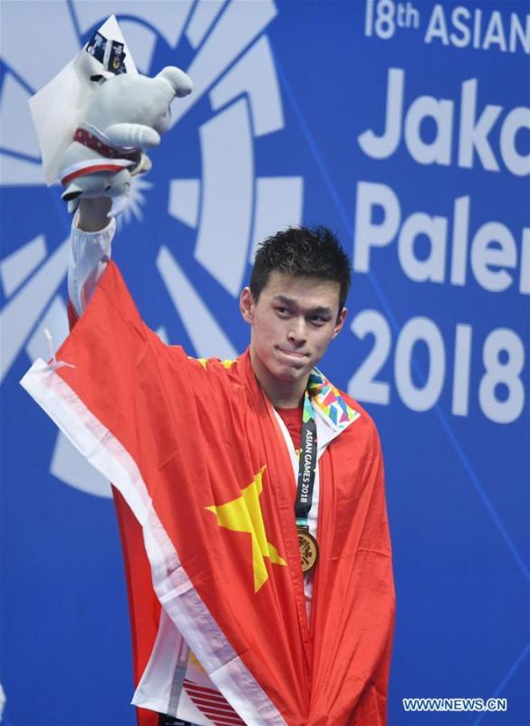 Sun Yang of China attends the awarding ceremony of men\'s 1500m freestyle final of swimming at the 18th Asian Games in Jakarta, Indonesia, Aug. 24, 2018. Sun won the gold medal. (Xinhua/Yue Yuewei)