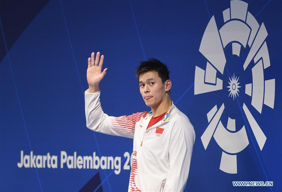 Sun Yang of China attends the awarding ceremony of men\'s 1500m freestyle final of swimming at the 18th Asian Games in Jakarta, Indonesia, Aug. 24, 2018. Sun won the gold medal. (Xinhua/Pan Yulong)