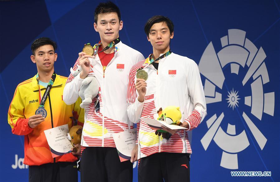 Gold medalist Sun Yang (C) of China and bronze medalist Ji Xinjie (R) of China attend the awarding ceremony of men\'s 1500m freestyle final of swimming at the 18th Asian Games in Jakarta, Indonesia, Aug. 24, 2018. (Xinhua/Pan Yulong)