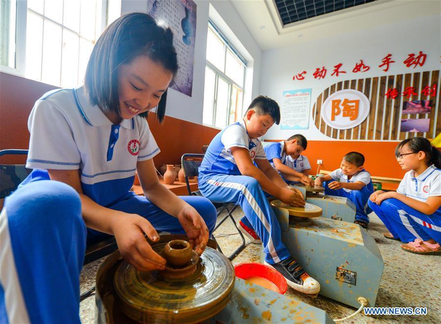 Primary school students learn to make ceramics in Feixiang District of Handan, north China\'s Hebei Province, Aug. 25, 2017. (Xinhua/Wang Xiao)