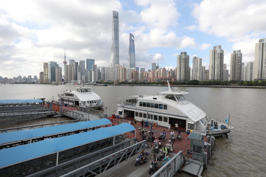 Present: Although people can now cross the Huangpu River by subway, tunnel or bridges, ferries are still favored by motorists. Many tourists also choose ferries as an economic way to view the sights of Lujiazui and the Bund.  (Photo/Shine.cn)