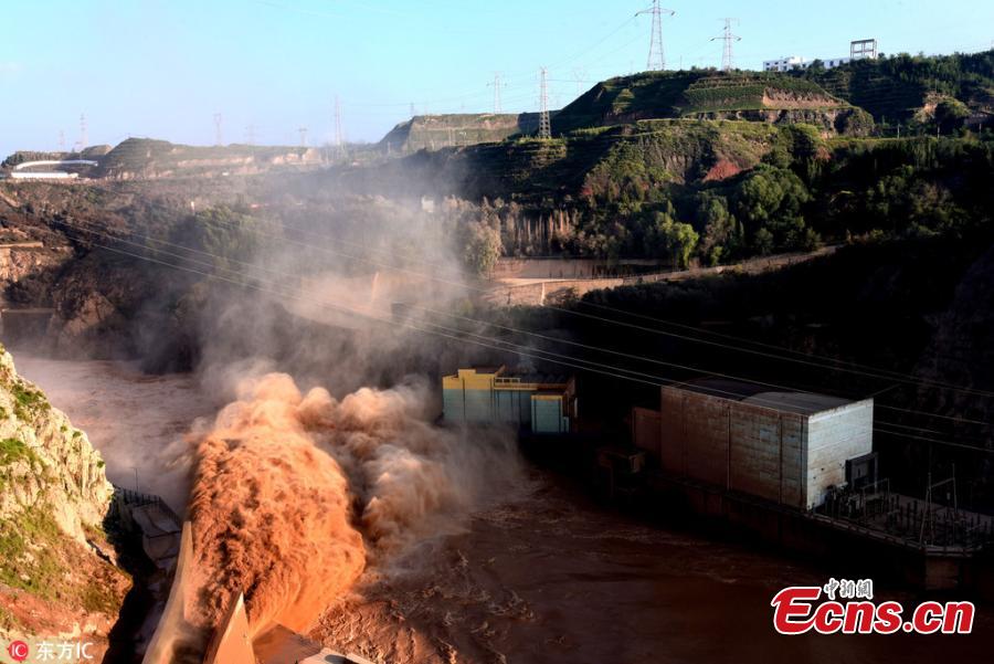Flood water gushes from the Liujiaxia Reservoir on the Yellow River in Northwest China’s Gansu Province, Aug. 26, 2018. Approximately 3,200 cubic meters of water per second was discharged from the hydroelectric station, the highest amount in 31 years, as heavy rainfalls hit the upper reaches of the Yellow River. (Photo/IC)