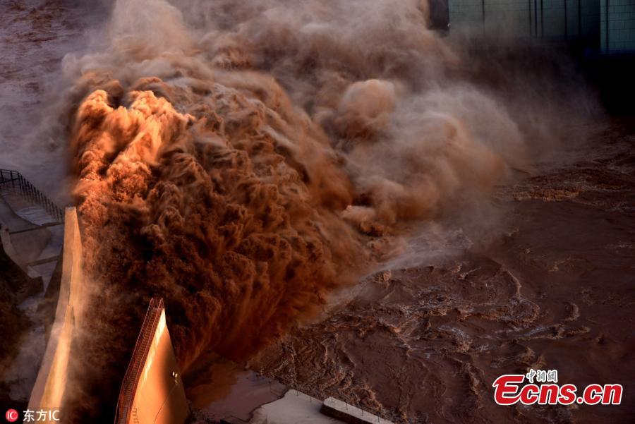 Flood water gushes from the Liujiaxia Reservoir on the Yellow River in Northwest China’s Gansu Province, Aug. 26, 2018. Approximately 3,200 cubic meters of water per second was discharged from the hydroelectric station, the highest amount in 31 years, as heavy rainfalls hit the upper reaches of the Yellow River. (Photo/IC)