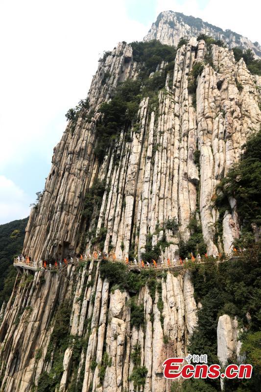 Yoga and kung fu enthusiasts perform in a cultural festival on Mount Song, home to the Shaolin Temple, in Dengfeng, Central China’s Henan Province, Aug. 25, 2018. (Photo: China News Service/Wang Zhongju)