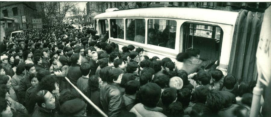 Past: Passengers elbow each other to get on a bus. To ease transportation problems, Shanghai drew up a blueprint for some prominent projects in 1991, including the Inner Ring Road, Metro Line 1 and the Yangpu and Nanpu bridges. FM105.7, a radio channel providing traffic information, was also launched in the same year.  (Photo/Courtesy of Shanghai Pictorial)

China embarked on a policy of economic reform and opening up to the outside world 40 years ago, ushering in a dramatic era of change that touched every aspect of our life. To mark the 40th anniversary, photographers have taken a closer look at the evolution of our lifestyle in the past four decades.