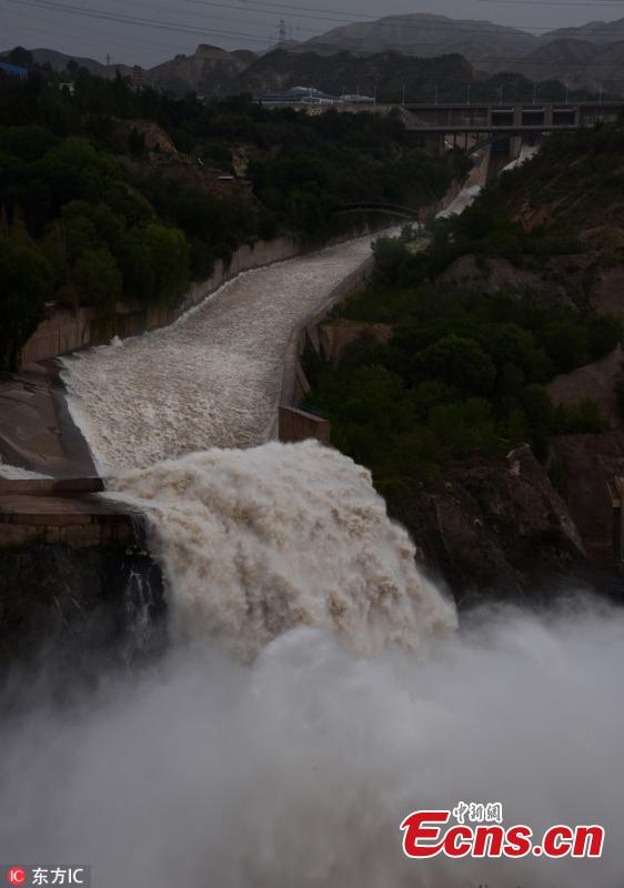 Flood water gushes from the Liujiaxia Reservoir on the Yellow River in Northwest China’s Gansu Province, Aug. 26, 2018. Approximately 3,200 cubic meters of water per second was discharged from the hydroelectric station, the highest amount in 31 years, as heavy rainfalls hit the upper reaches of the Yellow River. (Photo/IC)