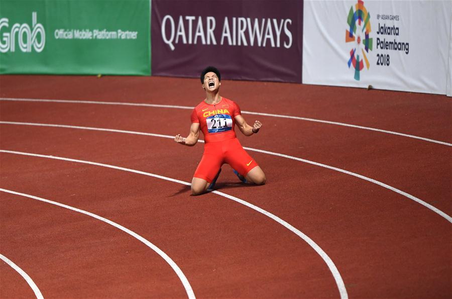 Su Bingtian of China celebrates after the men\'s 100m final of athletics at the Asian Games 2018 in Jakarta, Indonesia on Aug. 26, 2018. (Xinhua/Pan Yulong)