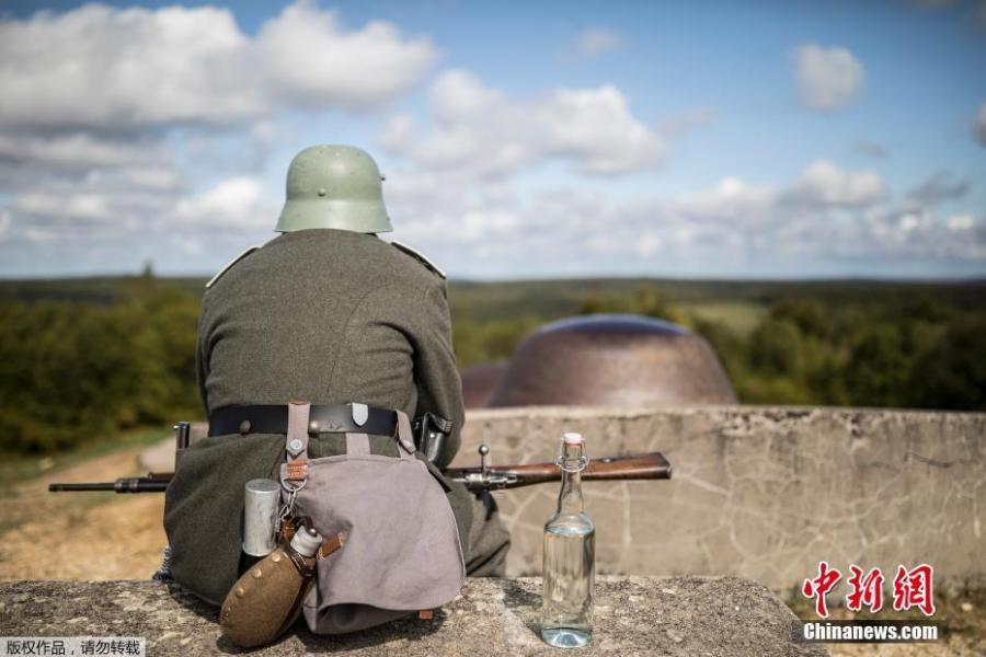 A man dressed in a WWI uniform takes part in a reconstruction of the WWI battle of Verdun, Aug. 25, 2018 in Verdun, eastern France. Hundreds of volunteers from 18 countries gathered in the French town Verdun as part of a string of events to mark the centenary of the end of World War One. Re-enactors dressed in soldiers’ uniforms have brought to life a big military encampment in the town. (Photo/Agencies)
