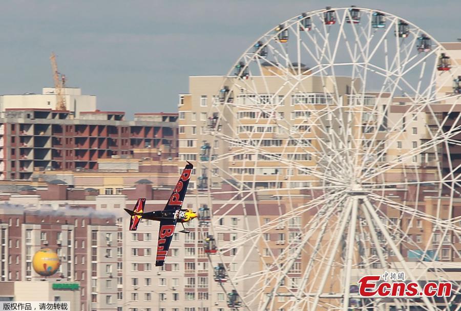 Kirby Chambliss of the U.S. flies with his Edge 540 V3 plane during the Red Bull Air Race World Championship in Kazan in Kazan, Russia August 26, 2018.(Photo/Agencies)