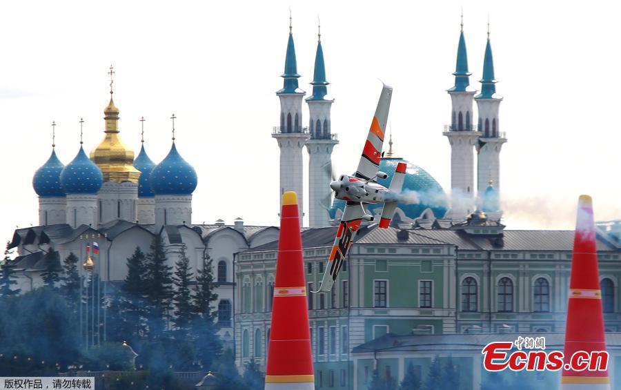 Juan Velarde of Spain flies with his Edge 540 V2 plane during the qualification session of the Red Bull Air Race World Championship in Kazan, Russia August 25, 2018.(Photo/Agencies)