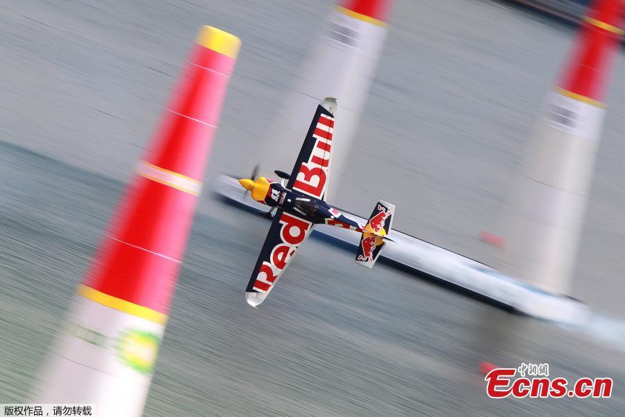 Martin Sonka of Czech flies with his Edge 540 V3 plane during the qualification session of the Red Bull Air Race World Championship in Kazan, Russia August 25, 2018.(Photo/Agencies)
