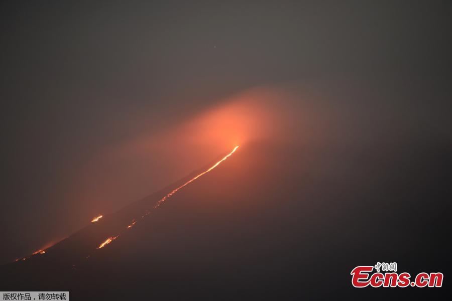 Pacaya volcano spews lava, viewed from San Vicente Pacaya, Guatemala, Aug. 28, 2018. According to a bulletin published by the Guatemalan Vulcanology Institute, INSIVUMEH, the volcano has slightly increased its activity in recent days without reporting any damage. (Photo/Agencies)