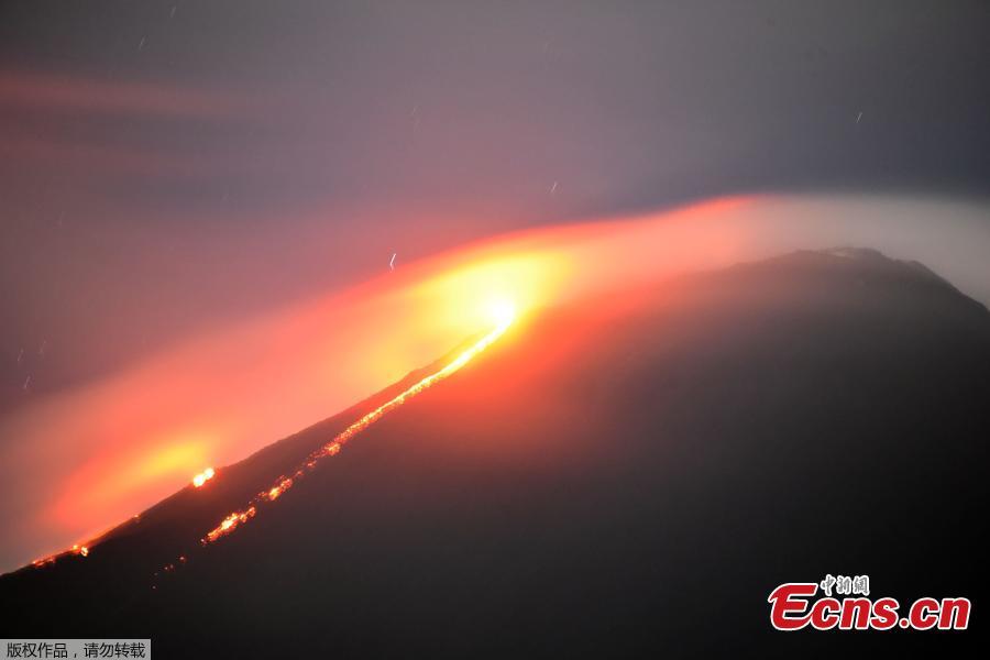 Pacaya volcano spews lava, viewed from San Vicente Pacaya, Guatemala, Aug. 28, 2018. According to a bulletin published by the Guatemalan Vulcanology Institute, INSIVUMEH, the volcano has slightly increased its activity in recent days without reporting any damage. (Photo/Agencies)