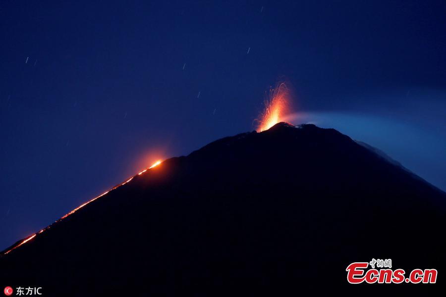 Pacaya volcano spews lava, viewed from San Vicente Pacaya, Guatemala, Aug. 28, 2018. According to a bulletin published by the Guatemalan Vulcanology Institute, INSIVUMEH, the volcano has slightly increased its activity in recent days without reporting any damage. (Photo/IC)