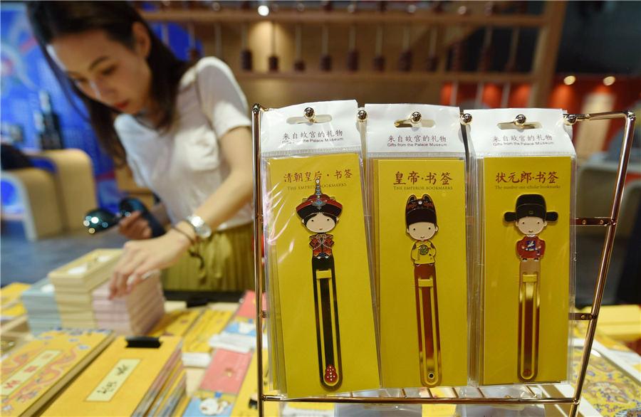 People browse in the pop-up store in Hangzhou, East China\'s Zhejiang Province, on Aug.29, 2018. (Photo/Asianewsphoto)