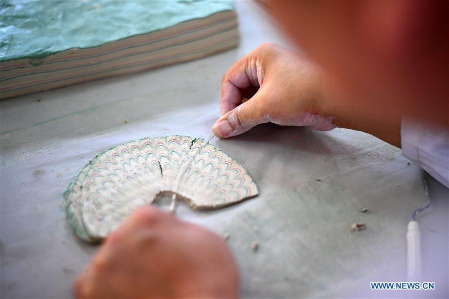 Chai Zhanzhu, the representative inheritor of Dangyangyu kiln Jiao Tai pottery firing, \